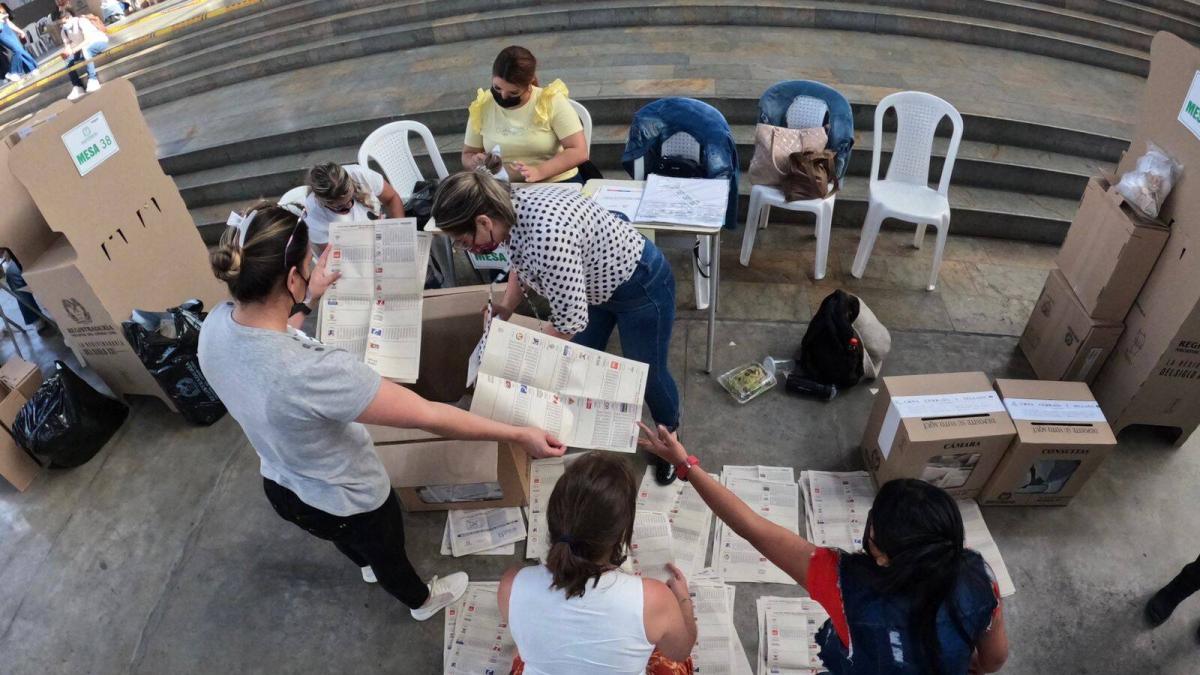 Hay diferencias entre formas electorales que superan los 200 votos en una mesa

 – Ojo critico