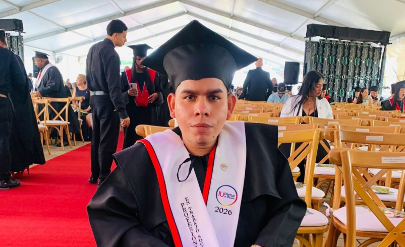 Hoy es profesional en trabajo social.

 – Ojo critico