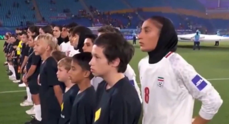 Los jugadores iraníes se enfrentan a posibles represalias por su silencio durante el himno nacional

 – Ojo critico