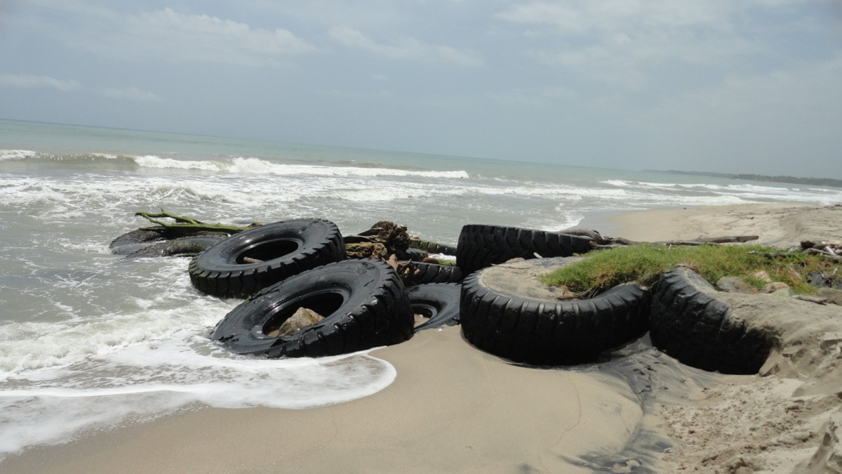 Usar neumáticos para frenar la erosión del mar y construir muelles para embarcaciones libera sustancias tóxicas en las playas del Caribe colombiano

 – Ojo critico