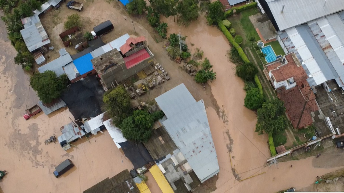 Videos y fotografías muestran los graves efectos que dejaron las lluvias, la comuna ha quedado inundada y se encuentra en alerta roja

 – Ojo critico
