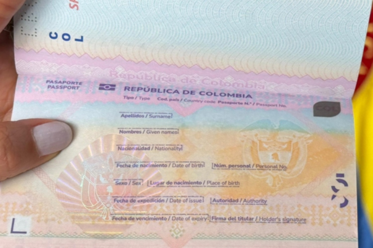 Colombia lanza nuevo modelo de pasaporte con chip, mayor seguridad y diseño cultural

 – Ojo critico