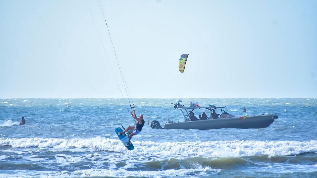 kitesurf de clase mundial en el Atlántico; deportes, viento y turismo en Salinas del Rey

 – Ojo critico