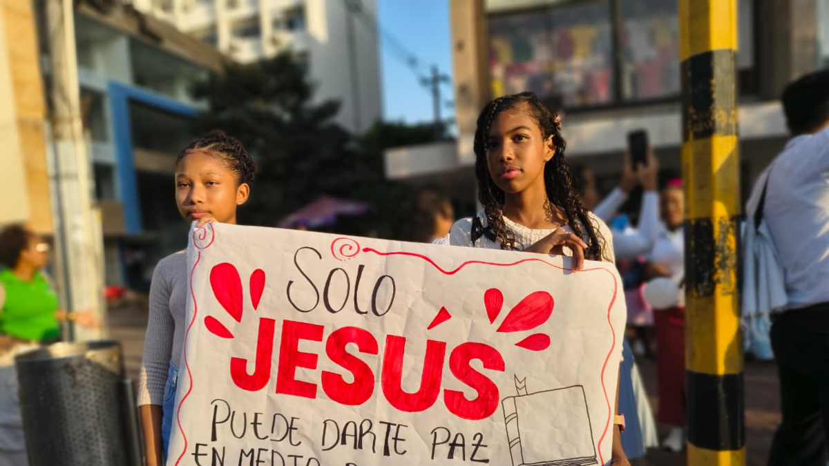 Durante Semana Santa, más de 100 jóvenes cristianos tomaron el centro histórico de Cartagena para difundir el mensaje de paz y amor

 – Ojo critico