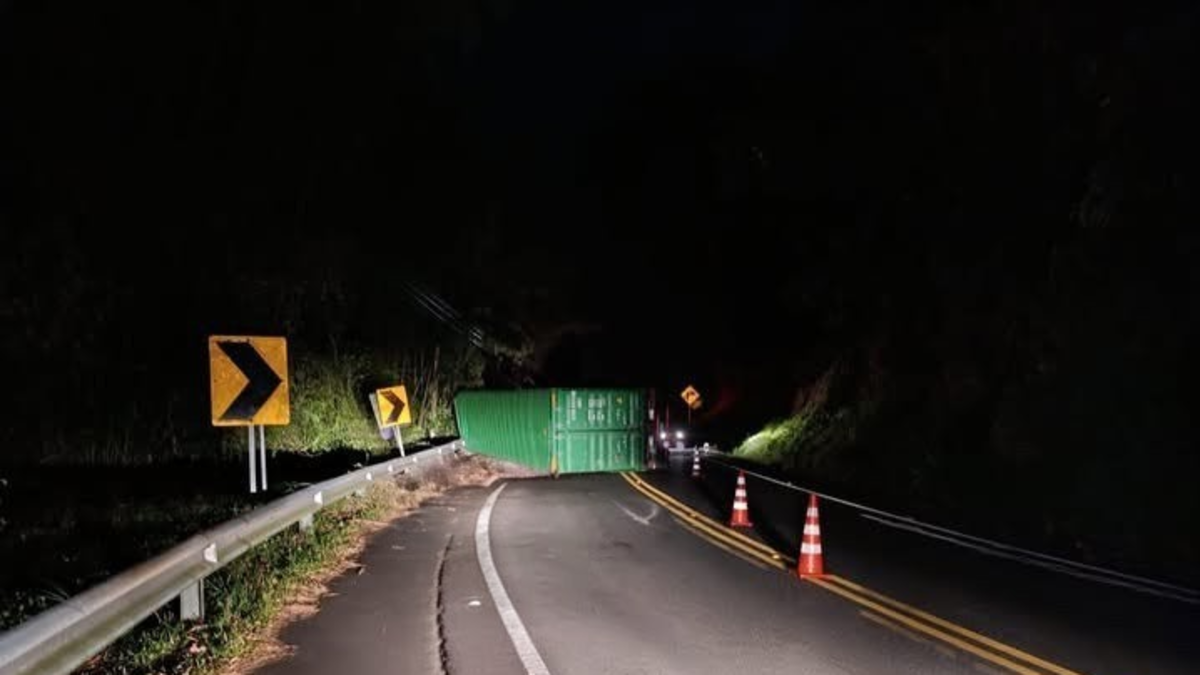 Circulación limitada en la carretera Pereira-Manizales por el vuelco de un tractocamión la noche del lunes 6 de abril: el conductor resultó herido

 – Ojo critico