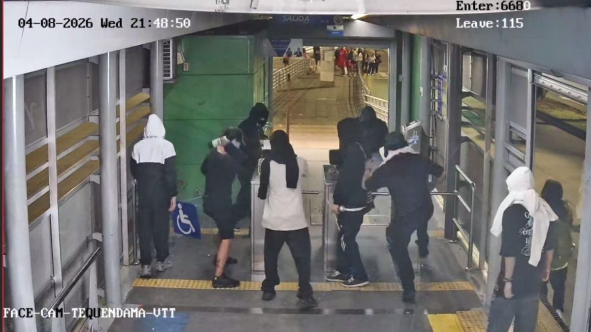 Producto de la marcha estudiantil, siete estaciones del MIO fueron destruidas y 40.000 usuarios quedaron varados en hora pico en el sur de Cali

 – Ojo critico