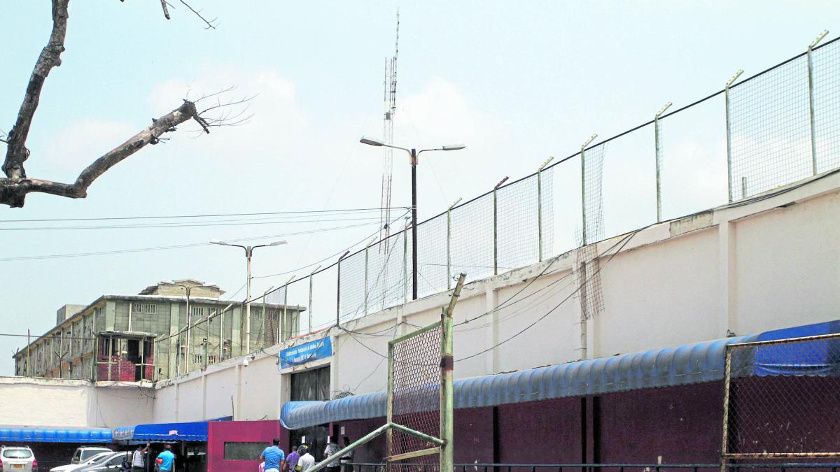 el prisionero fue asesinado a martillazos y puñaladas; aparentemente por venganza

 – Ojo critico