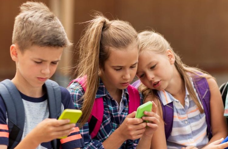 Restringir redes de menores Colombia: ¿Prohibición o control parental?

 – Ojo critico