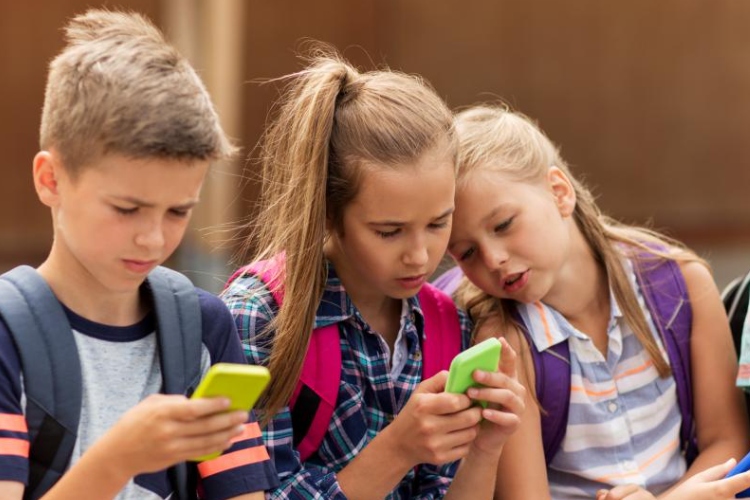 Restringir redes de menores Colombia: ¿Prohibición o control parental?

 – Ojo critico